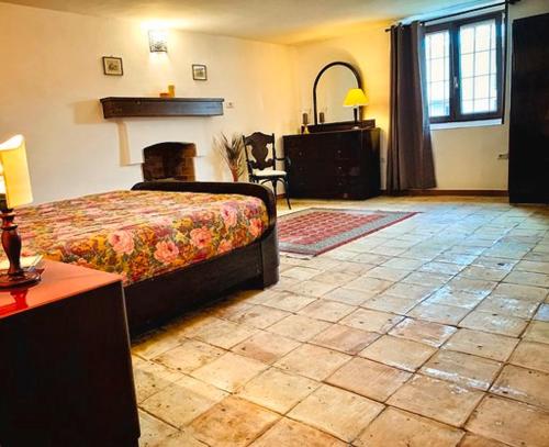 um quarto com uma cama e piso em azulejo em IL TRAPPETO B&B em Laterza