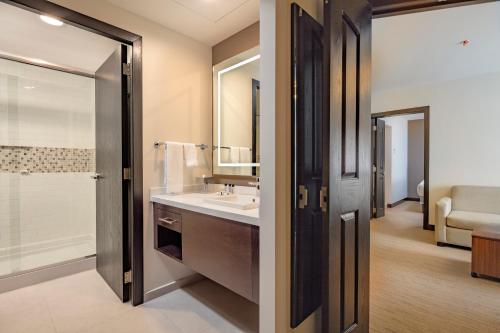 y baño con lavabo, ducha y espejo. en Staybridge Suites - Irapuato, an IHG Hotel, en Irapuato