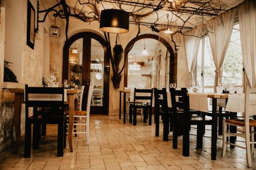 A restaurant or other place to eat at Locanda Ai Archi Di Andreola Monica