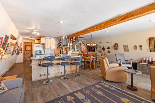 Dock's End Floating Home – Photos 5