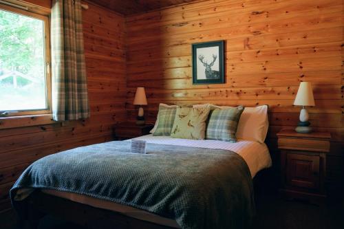 Postel nebo postele na pokoji v ubytování Cosy Rowan woodland lodge no1