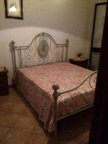 Un dormitorio con una cama con una manta roja. en Villa Vasagè, en Torre Squillace