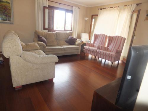 uma sala de estar com um sofá e duas cadeiras em CAN PICAFORT em Can Picafort