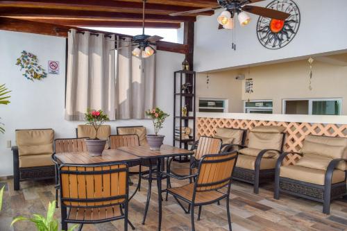 un patio con mesa de madera y sillas en Hotel Bucaneros Isla Mujeres, en Isla Mujeres