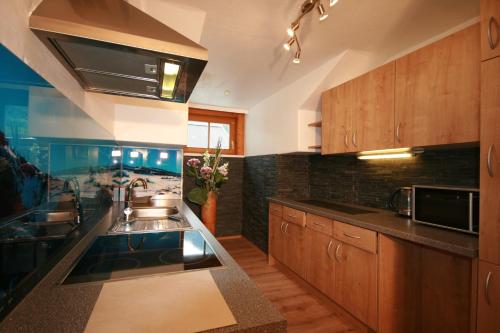 kuchnia ze zlewem i blatem w obiekcie Familienappartements Eder - Free entry to Tauern SPA Kaprun included w Kaprunie
