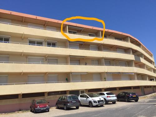 un grand bâtiment avec un grand cercle orange. dans l'établissement Valras 1ère ligne vue pleine mer, à Valras-Plage