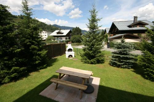 a picnic table in the yard of a house at Familienappartements Eder - Free entry to Tauern SPA Kaprun included in Kaprun
