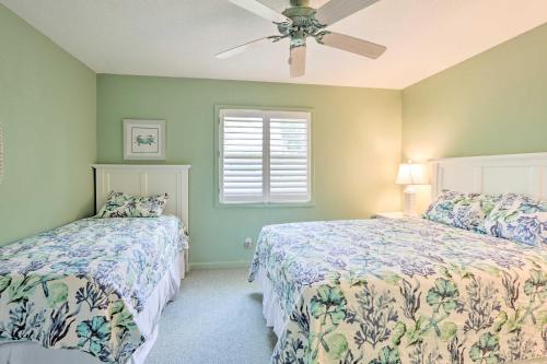 1 dormitorio con 2 camas y ventilador de techo en Hilton Head Condo Close to Beach and Coligny Plaza!, en Hilton Head Island