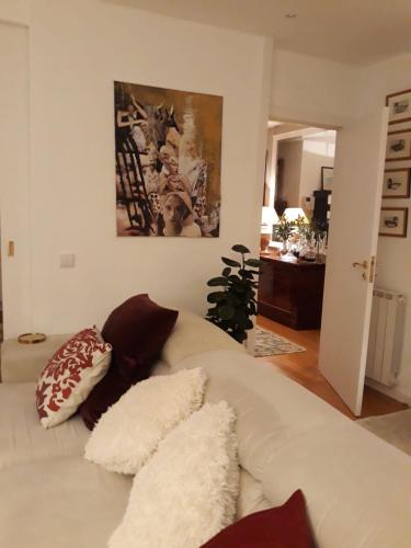 レサ・ダ・パルメイラにあるCasa de Leçaの白いベッド(枕付)が備わる客室です。