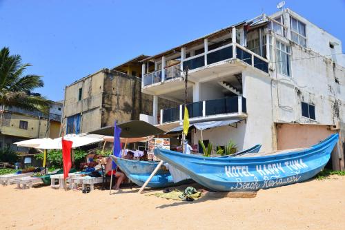 - deux bateaux sur la plage en face d'un bâtiment dans l'établissement Hotel Happy Tuna, à Hikkaduwa