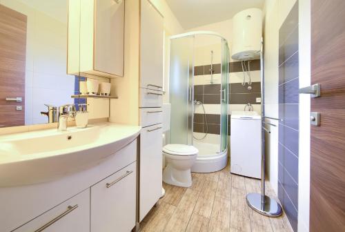 Ένα μπάνιο στο Oak Meadow Apartment