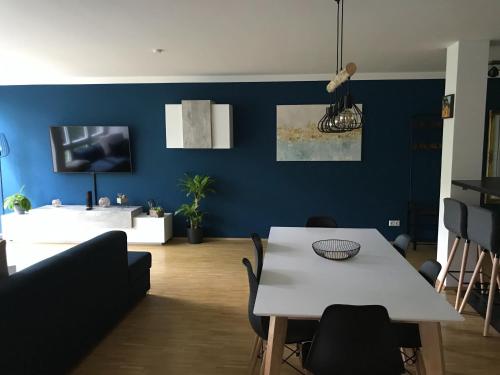 TV a/nebo společenská místnost v ubytování Neue FEWO Juventia (87 m²) - Neuseenland ganz nah!