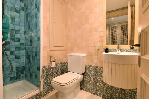 Les Deux Rives في Hammamet Sud: حمام مع مرحاض ومغسلة