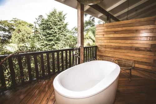 Ένα μπάνιο στο Copal Tree Lodge a Muy'Ono Resort