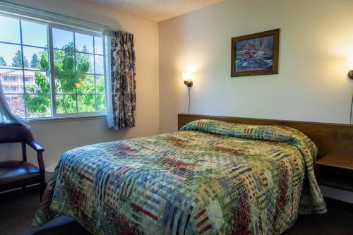 a hotel room with a bed and a window at Sis Q Inn in Weed