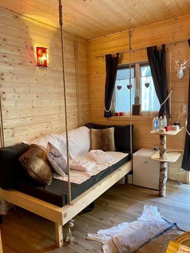 a room with a swing in a log cabin at Chalet à l'aise met Wellness, Durbuy in Durbuy