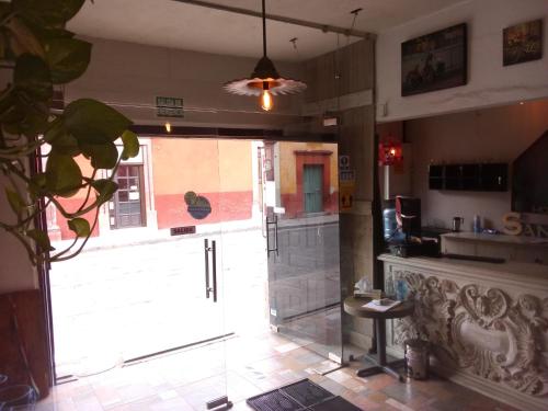 圣米格尔-德阿连德Hotel Santa Ana的一间厨房,里面装有大玻璃门