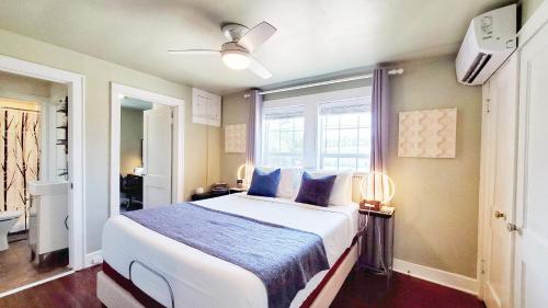 - une chambre avec un grand lit et une fenêtre dans l'établissement UT Moody Center Downtown Eco Pecan Tree House Free Wifi Parking Quiet Office, à Austin