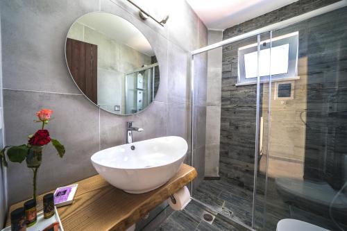 Bilik mandi di Petronila Luxury Villa with heated private pool