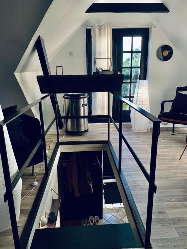 uma escada numa casa com um quarto em Mollys em Hillerød