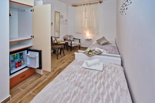 Habitación pequeña con cama y TV. en Sweet Dreams Old Town Hvar, en Hvar