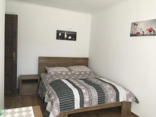 1 dormitorio con 1 cama y 2 cuadros en la pared en Balatonkenesei Vendégház, en Balatonkenese