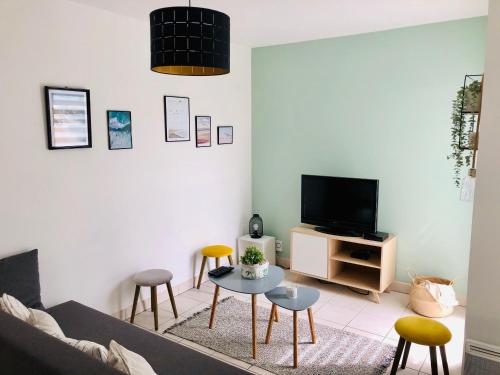 a living room with a couch and a table at La Cancalaise - Bel appartement T4 tout confort - proche de la plage - Cancale in Cancale