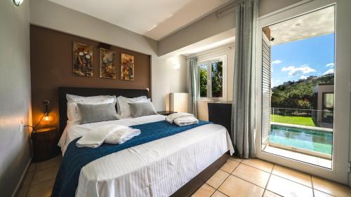 Petronila Luxury Villa with heated private pool tesisinde bir odada yatak veya yataklar