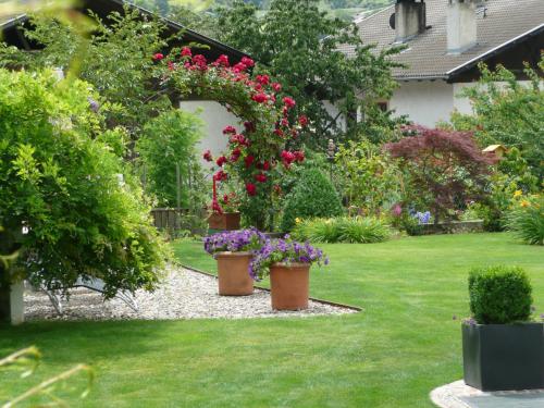 a garden with pots of flowers in a yard at Haus Ilse & Karl Heinz in Lasa