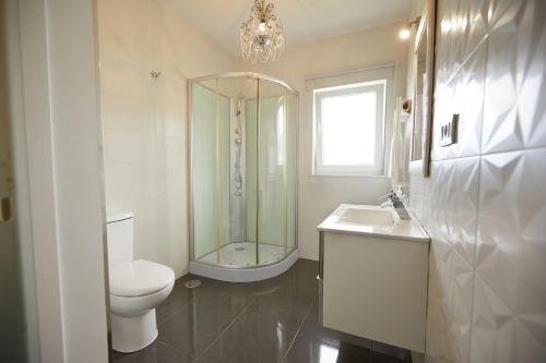 A bathroom at Apartamento en Viveiro