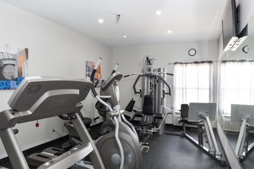 a gym with tread machines and a treadmill at Baymont by Wyndham Morton in Morton