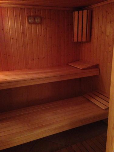 a wooden shelf in a sauna at Hotel I Pionieri in Abetone