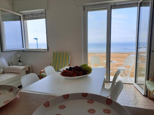 a living room with a table with a bowl of fruit at Donna Teresa appartamenti in Donnalucata
