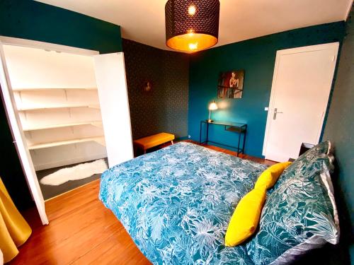 Dormitorio con cama con almohada amarilla en 7- Appartement pour 4 personnes entièrement refait à neuf en centre ville en Dieppe