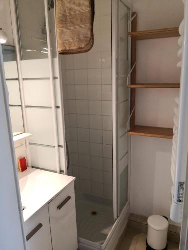 une salle de bain avec une douche avec une porte vitrée dans l'établissement Studio à Hyères Port - Proche de toutes commodités, à Hyères