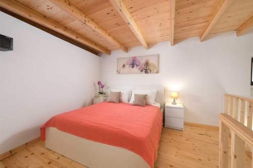 - une chambre avec un grand lit et une couverture rouge dans l'établissement Niochori apartments 1, à Rhodes