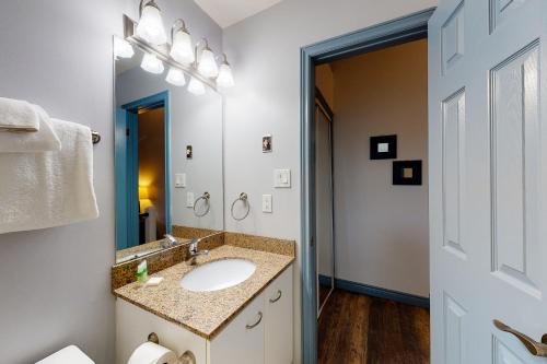 Koupelna v ubytování Condo 212 at North Creek Resort by Vacasa