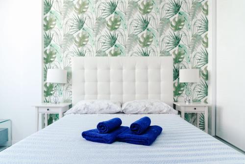 コラレホにあるOrquídea HolidayFVのベッドルーム1室(白いベッド1台、青い枕付)