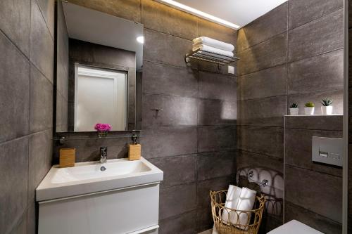 Koupelna v ubytování Stylish Apartment by City Center