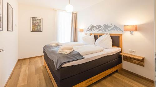 タウプリッツにあるGrimming Lodge Arnikaのベッドルーム(白いシーツを使用した大型ベッド1台付)