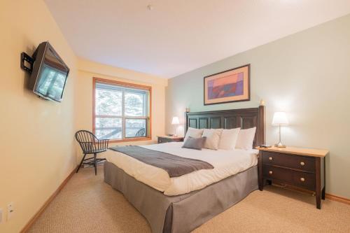 Cama ou camas em um quarto em The Aspens by Outpost Whistler