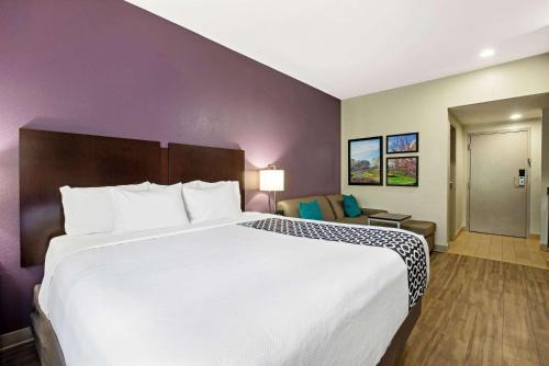 Una cama o camas en una habitación de La Quinta by Wyndham New Cumberland - Harrisburg