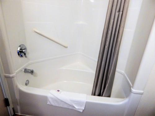 Un baño de Baymont by Wyndham Sheridan