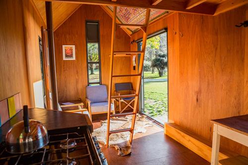 レイク・ハウェアにあるThe Camp - Lake Haweaのキッチン(コンロ付)が備わる客室と、景色を望む客室があります。