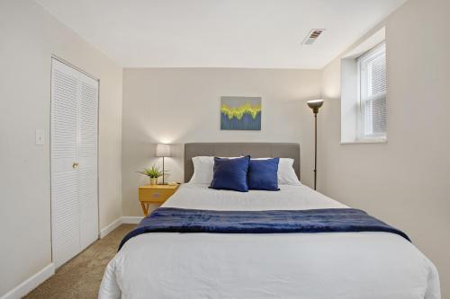 Ένα ή περισσότερα κρεβάτια σε δωμάτιο στο Vogue Apartment next to ForestPark/WashU/BJC