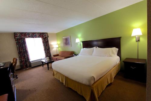 Tempat tidur dalam kamar di Baymont Inn & Suites by Wyndham Findlay