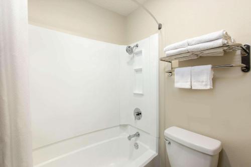 Vannituba majutusasutuses Days Inn & Suites by Wyndham Wisconsin Dells