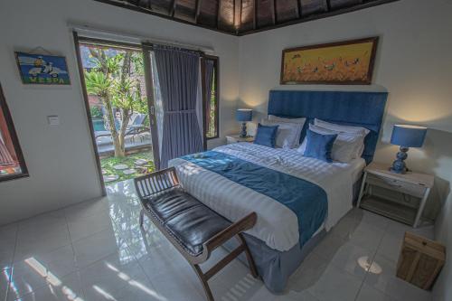 ein Schlafzimmer mit großem Bett und Fenster in der Unterkunft Tirta Bali Villa in Jimbaran
