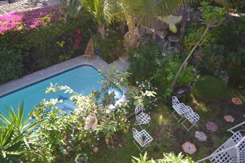 eine Luftansicht auf einen Garten mit einem Pool in der Unterkunft Fabuleuse Villa Keur Bibou in Dakar