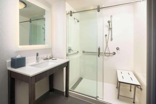 Kúpeľňa v ubytovaní La Quinta by Wyndham Atlanta Airport North